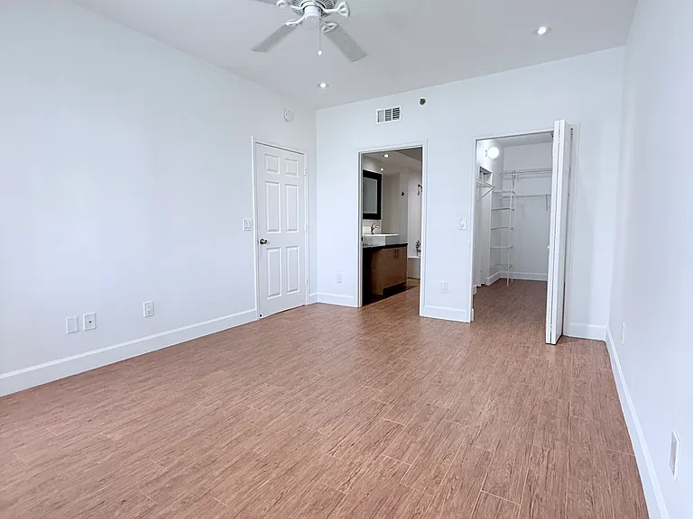 3245 NE 184th St #13405 — Photo 11