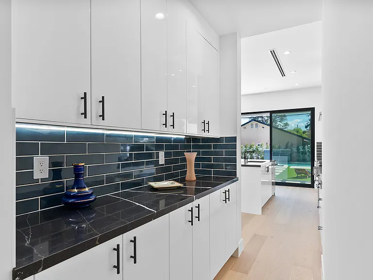 5012 Enfield Ave — Photo 10
