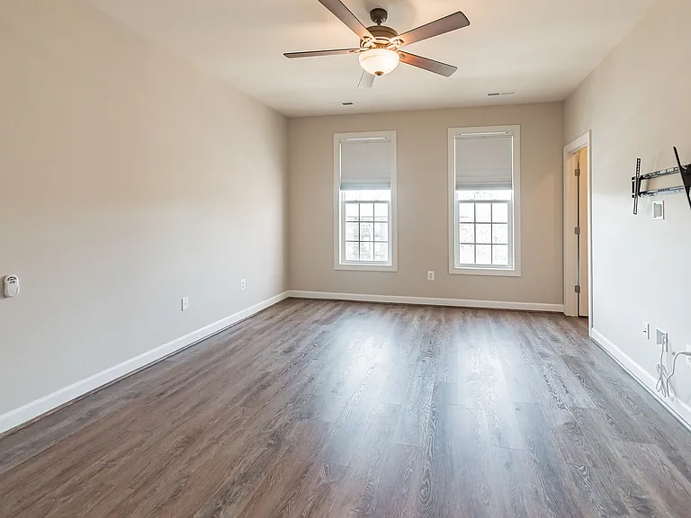 513 Girard St — Photo 13