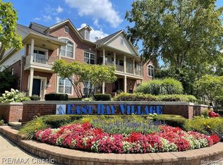 612 Pointe Dr #263, Walled Lake, MI 48390