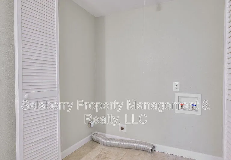 107 Windsor Ct — Photo 22