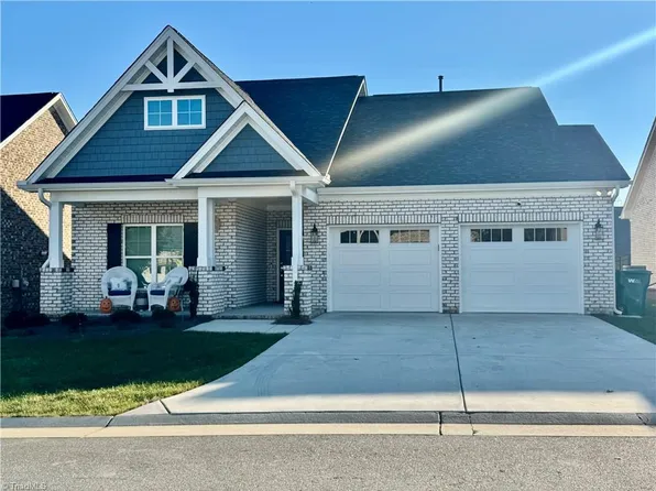 126 Castle Pond Dr, Winston Salem, NC 27107