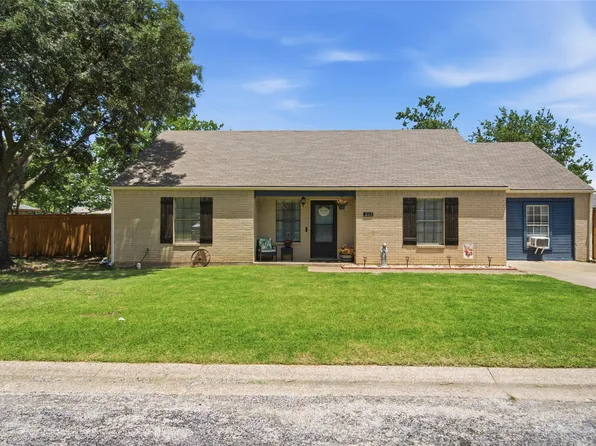 217 N Laramie Cir, Pilot Point, TX 76258