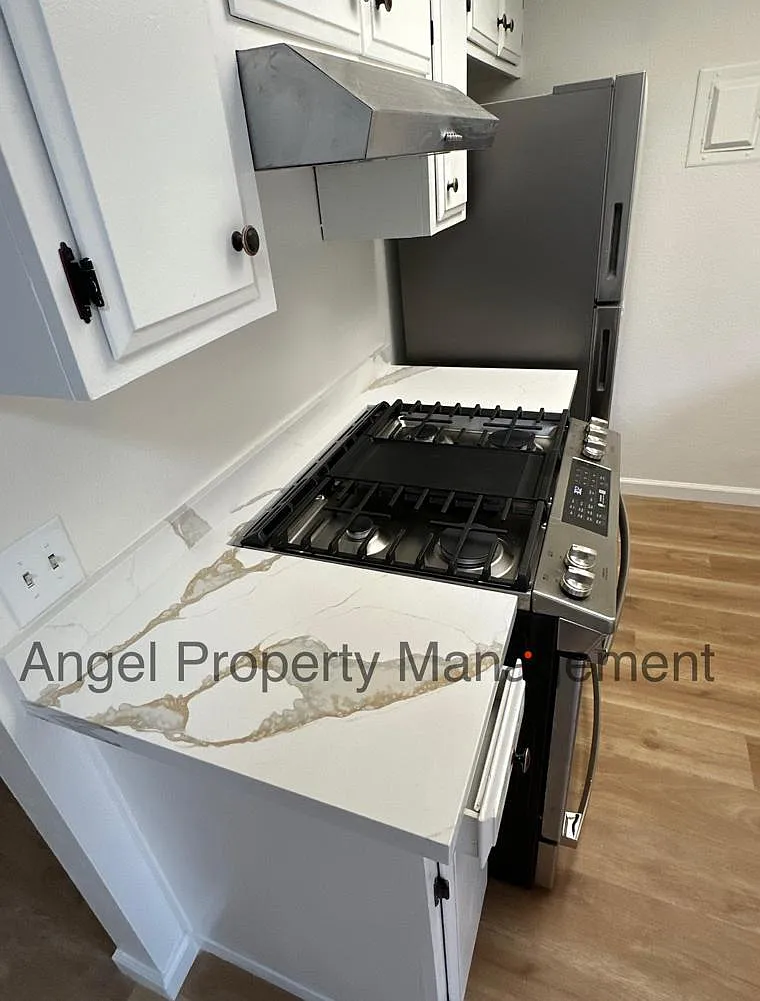 2 bed, 837 sqft, $1,795 — Photo 3