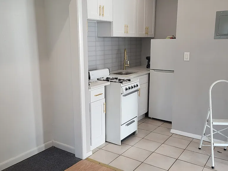 260 E Broadway #6 — Photo 3
