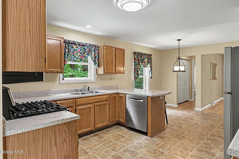 4th image of 30 Oak View Drive