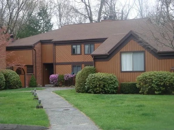 9 Hearthstone Dr, Brookfield, CT 06804