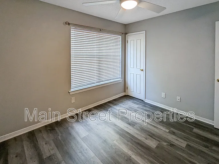 1313 Foxborough Dr — Photo 9