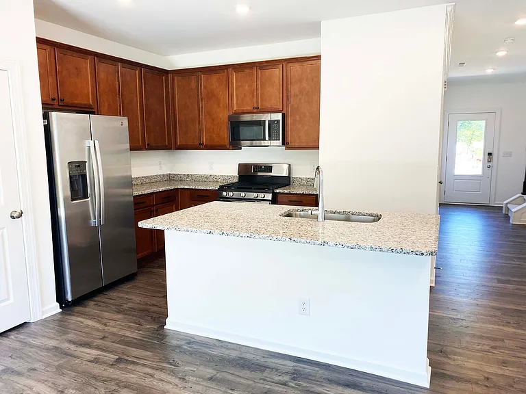 Kitchen - Brand new appliances