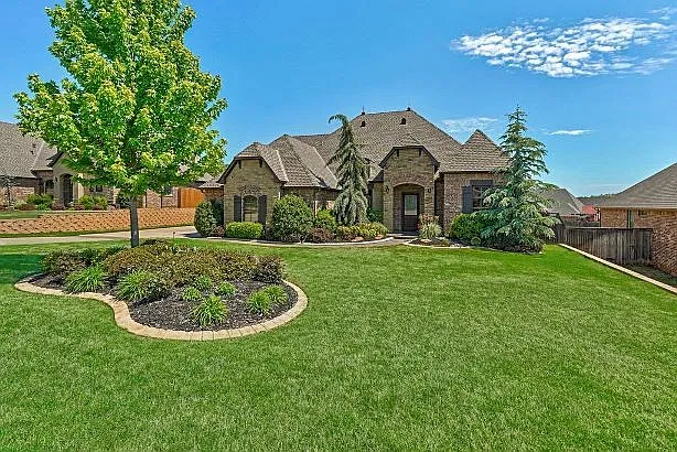 Gorgeous Executive Home - Open Plan - Storm Shelter - Twin Bridges Addition — Photo 2
