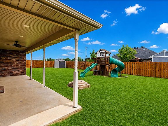 3rd image of 1001 Tarah Knolls Cir