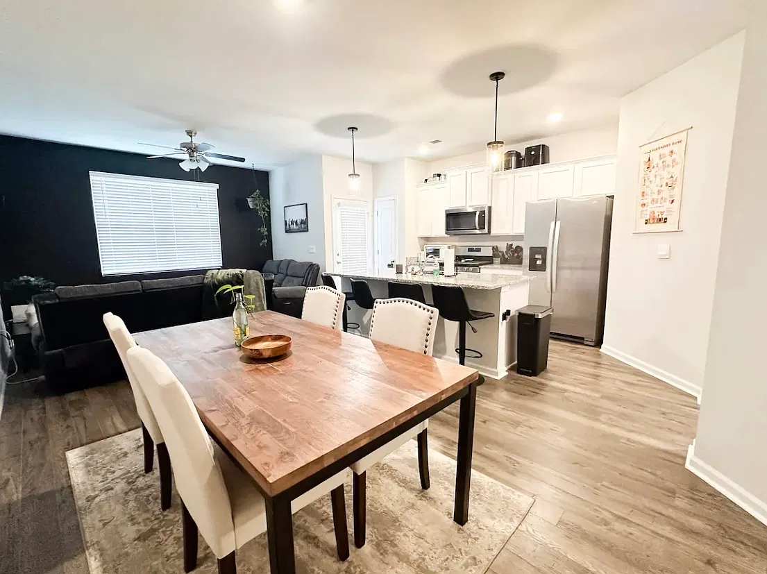 3 bed, 2.5 bath, 1435 sqft, $1,800 — Photo 2