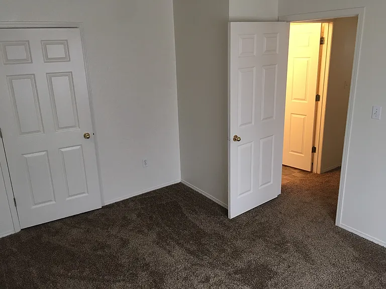 Turnberry Apartments — Photo 14