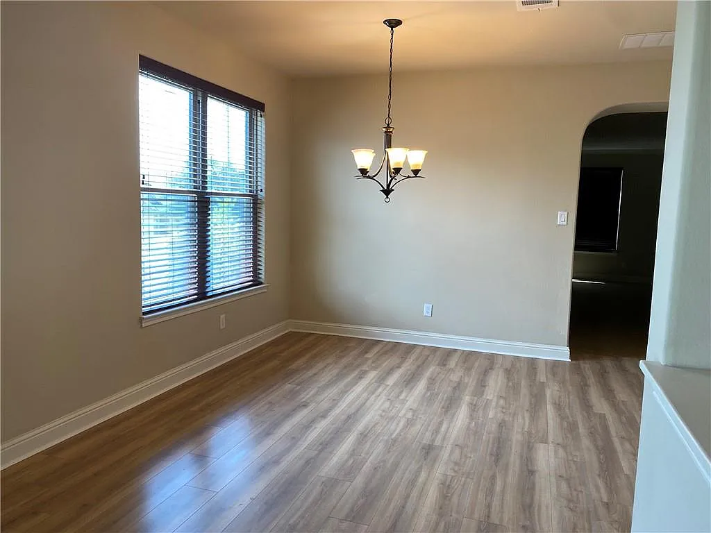 3 bed, 2.5 bath, 2489 sqft, $2,500 — Photo 4