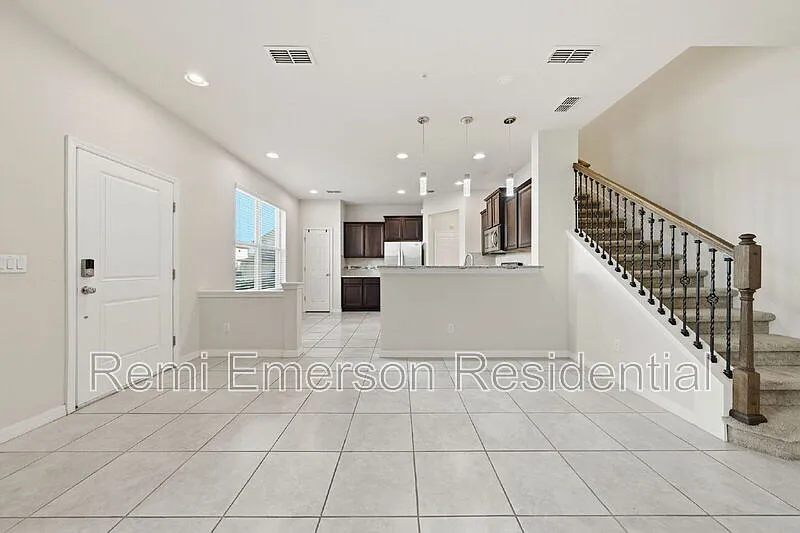 3 bed, 2.5 bath, 1760 sqft, $2,495 — Photo 3