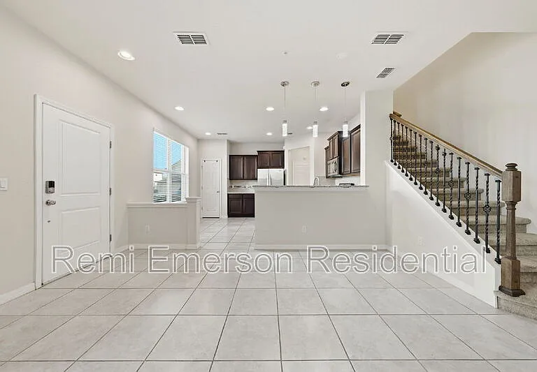 1096 Pavia Dr — Photo 3