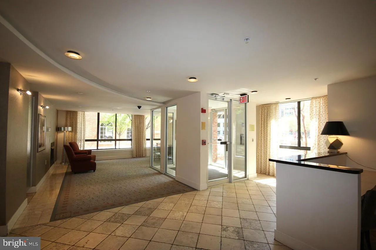 2 bed, 2.0 bath, 925 sqft, $3,600 — Photo 4