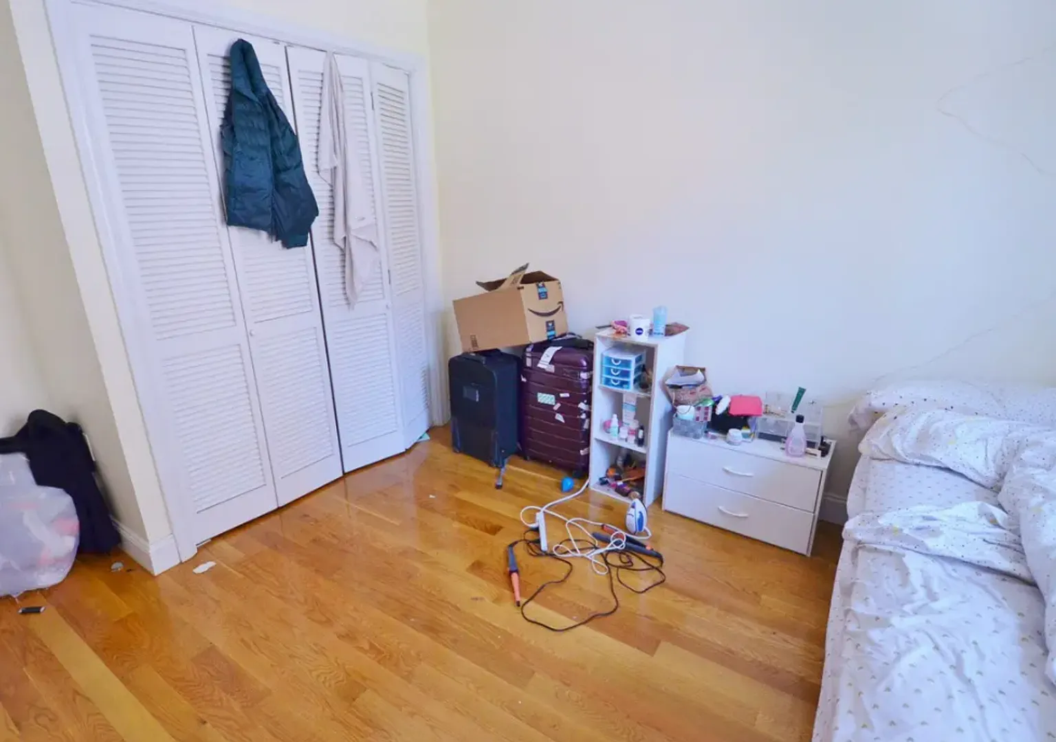 Charming 3 Bedroom-No Broker fee — Photo 3