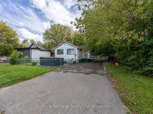 207 Valencia Rd, Oshawa, ON L1J 1P2