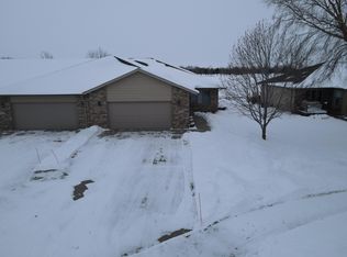 1422 Sharpstone Dr, Mitchell, SD 57301