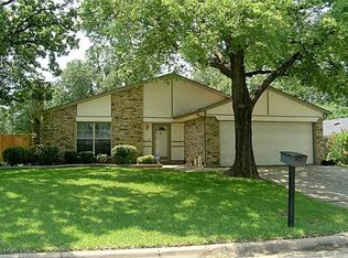 5900 Cameron Dr, Arlington, TX 76017