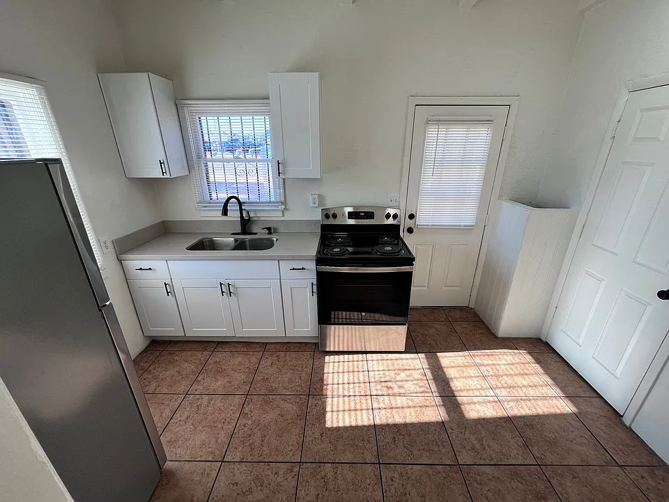 10 W Rillito St