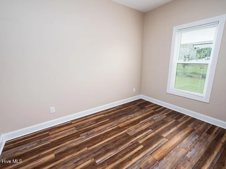 138 Macdonald Blvd — Photo 12