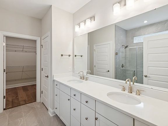 Dual sinks in owner s bath