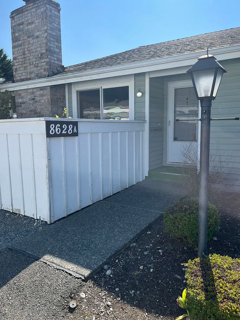 Beautiful 2 Bedroom Home in Lakewood! — Photo 1