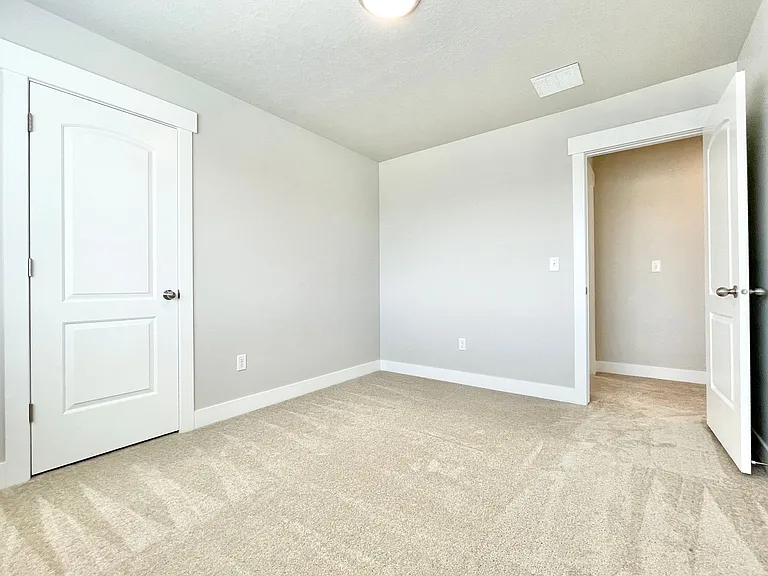 446 N Hillview Dr — Photo 24