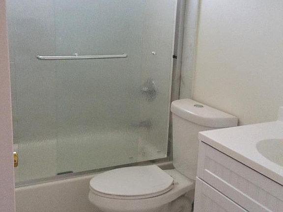 5th image of 564 S Fair Oaks Ave APT 4