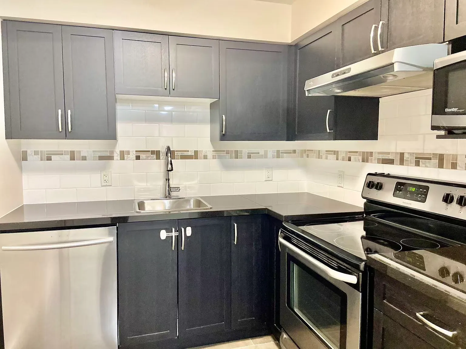 2 bed, 950 sqft, $1,800 — Photo 4