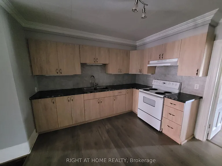 125 Main St W #2 — Photo 8