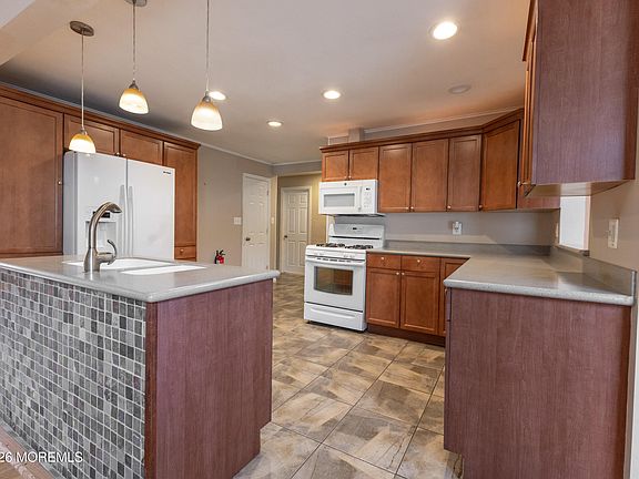 4th image of 466 Vassar Place