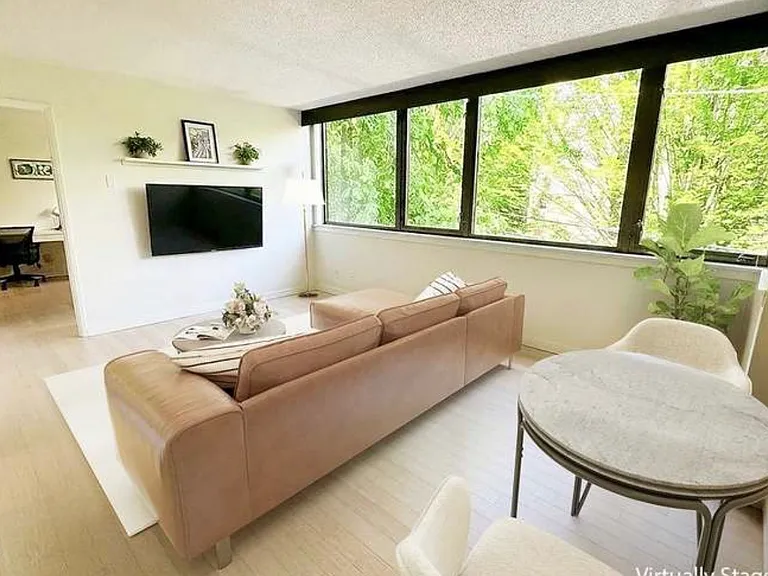 2020 SW Main St #402 — Photo 3