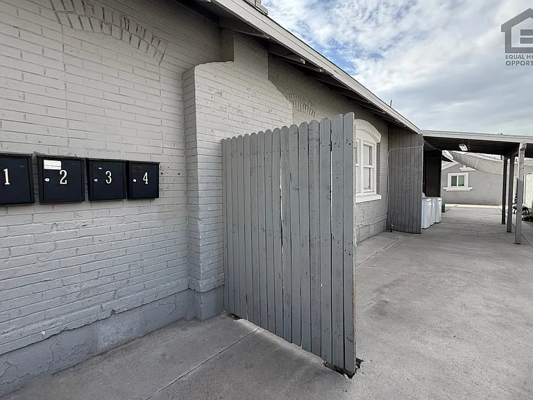 1017 E Moreland St — Photo 10