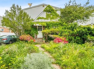 7919 255th St, Glen Oaks, NY 11004