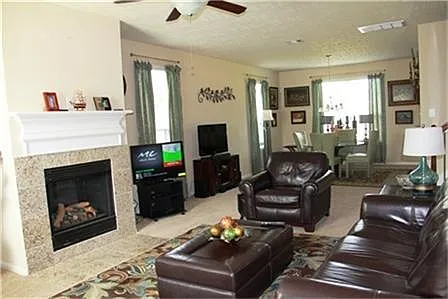 4 bed, 2.5 bath, 2433 sqft, $2,500 — Photo 3