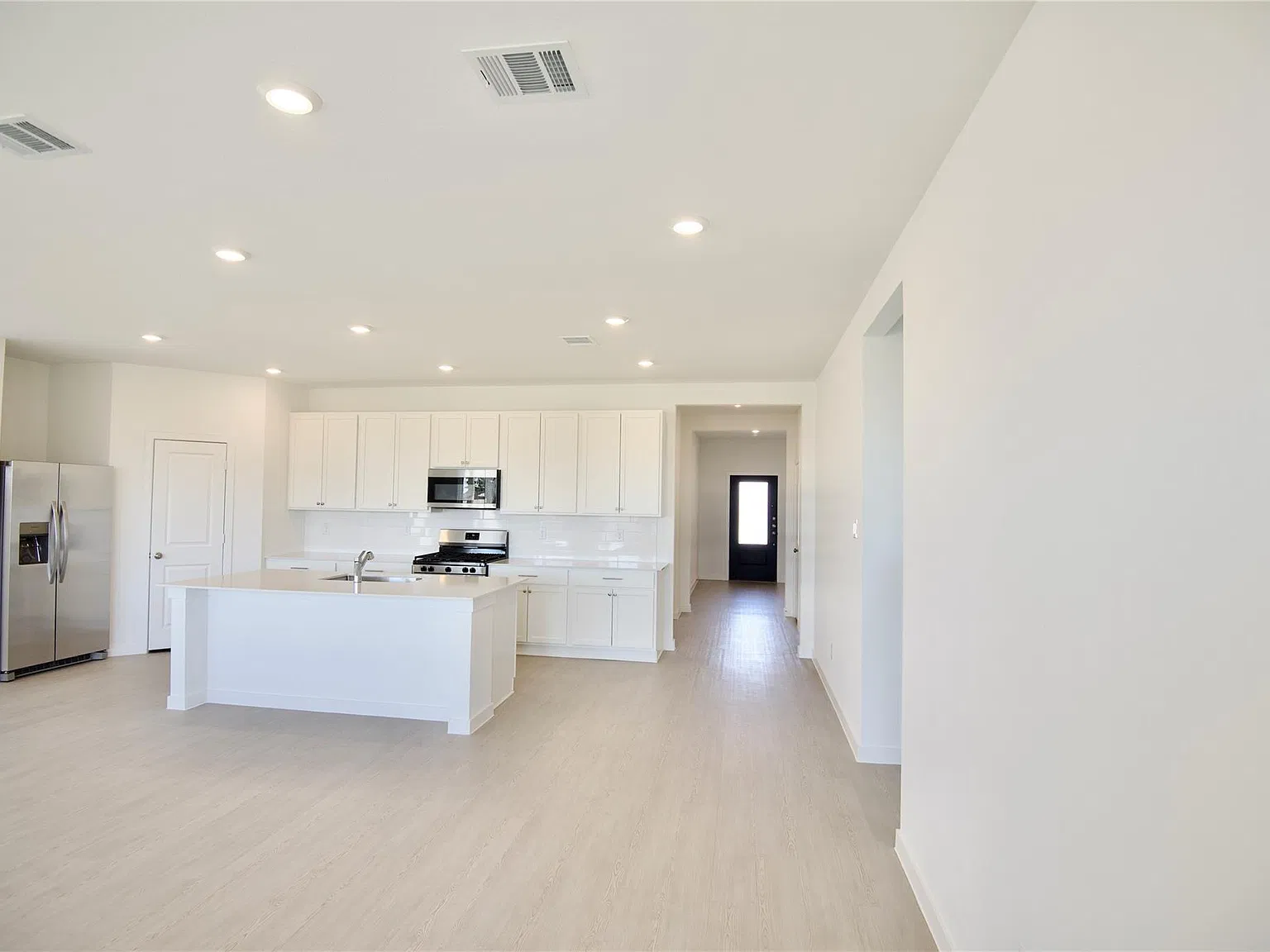 3 bed, 2.0 bath, 1826 sqft, $1,950 — Photo 2