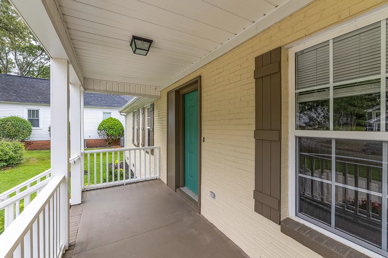 3 bed, 1200 sqft, $2,100 — Photo 2