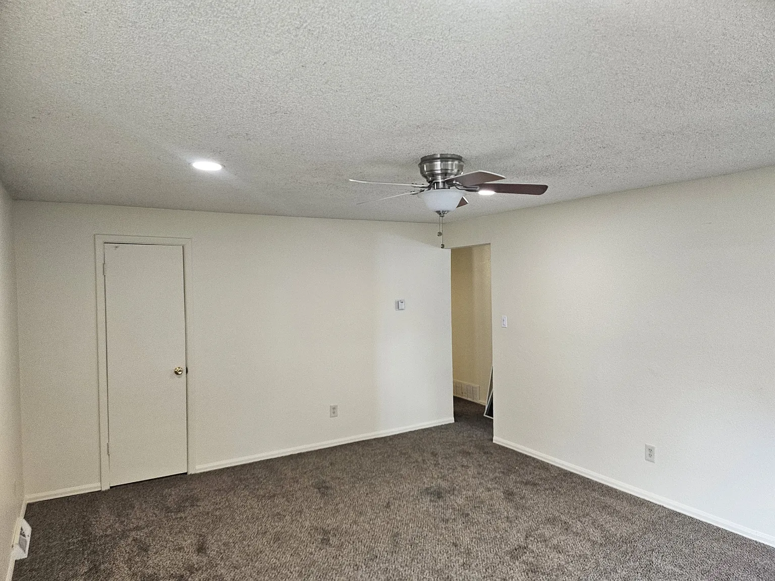 3 bed, $1,800 — Photo 2