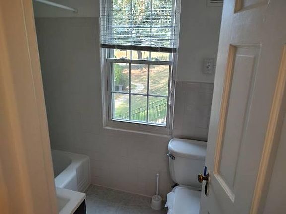 3rd image of 1 Auburn Ct APT D