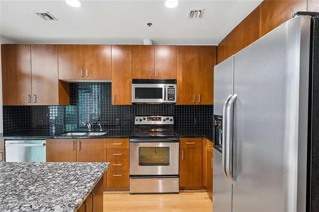 1 bed, 1.0 bath, 696 sqft, $1,900 — Photo 4
