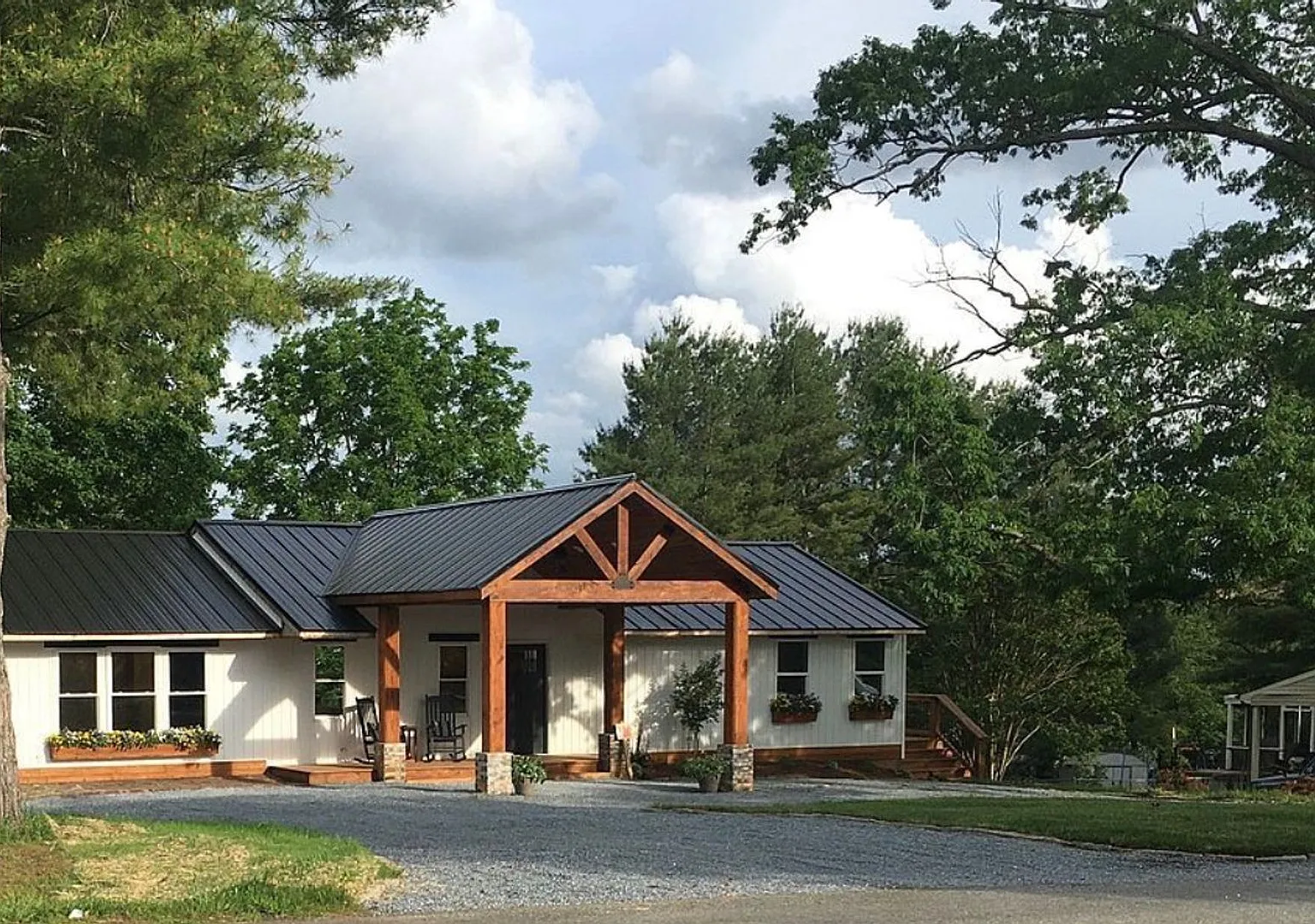 5 Bedroom || 3.5 Bathroom Home in Forest — Photo 1
