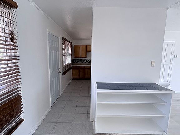 4th image of 611 W 11th St