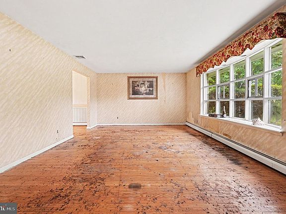 3rd image of 8403 Newbold Ln