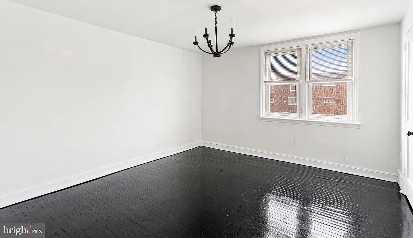 3 bed, 1.0 bath, 1120 sqft, $1,900 — Photo 1