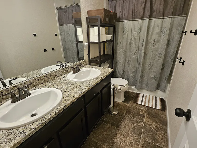 Upstairs guest full bath.