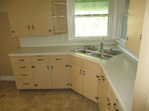 3rd image of 236 E Lincoln Ave