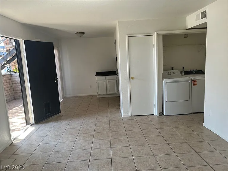 2781 Eldora Cir #B — Photo 5
